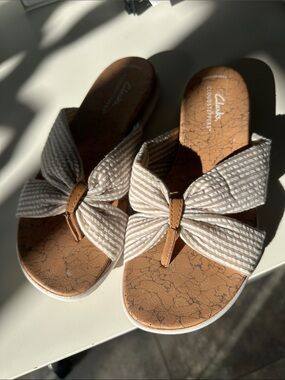 Clarks Cloudsteppers Bow Slide Sandals Women’s Size 6 NWOB Cushioned Comfort